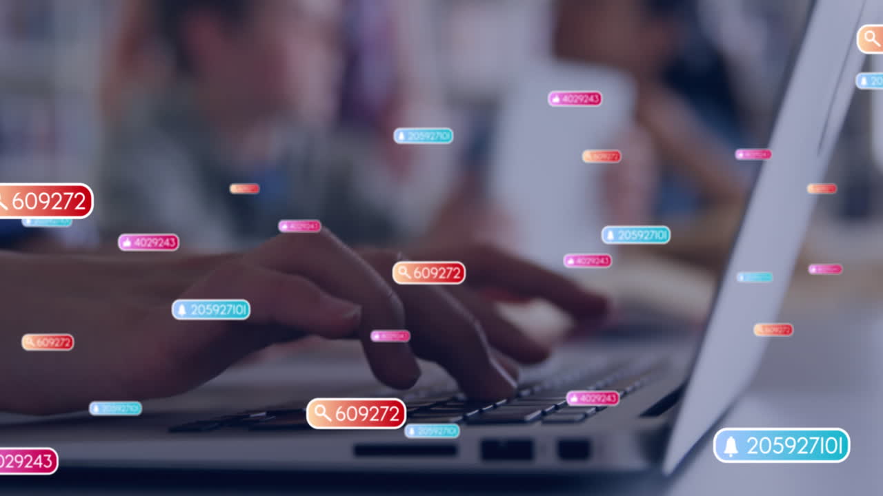 animación de iconos de redes sociales contra la sección media de un hombre usando una computadora portátil en la oficina