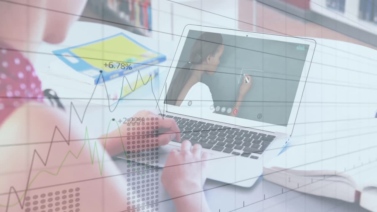 animación del procesamiento de datos sobre una mujer caucásica haciendo una videollamada con el maestro