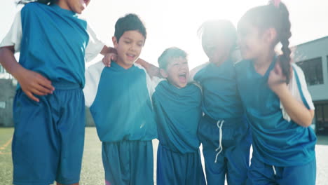 Kinder,-Fußball-Und-Jump-in-Teamfeier