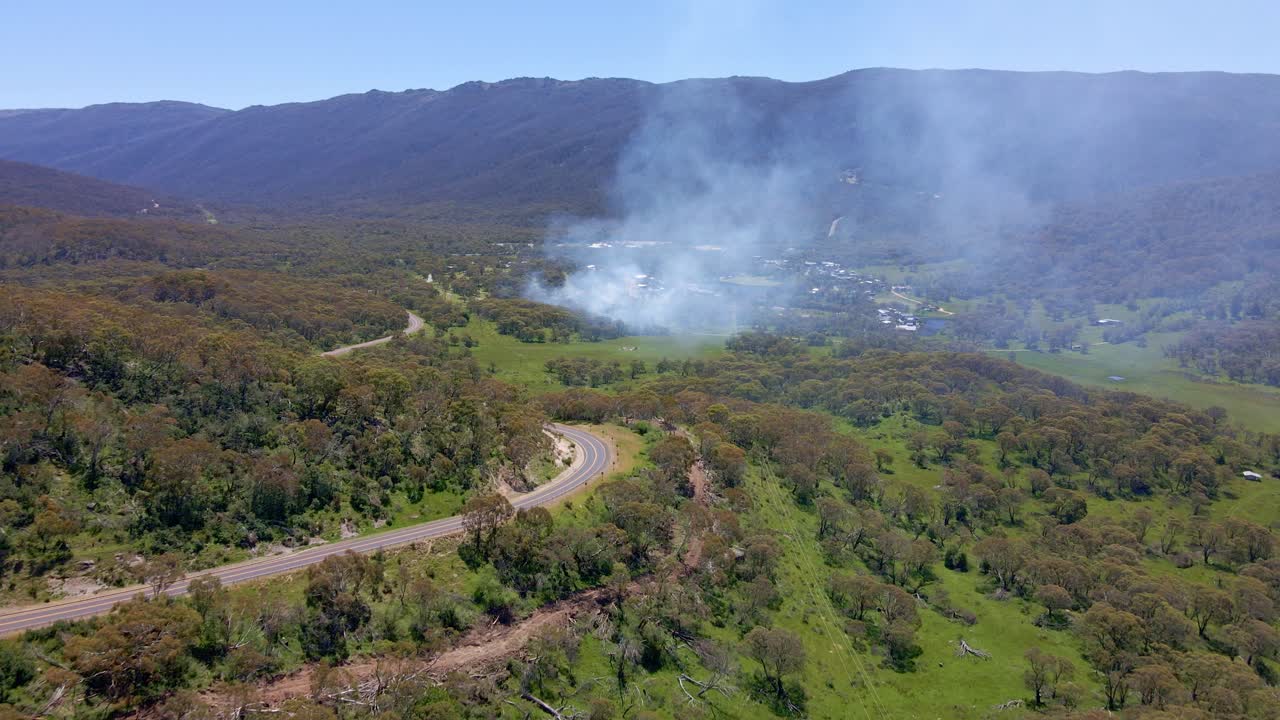 vista aérea del humo que se extiende por toda la zona de crackenback durante la tarde en nsw, australia