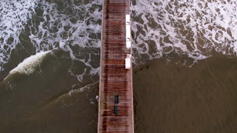 Muelle-De-Pesca-Y-Antena-Oceánica-Hacia-Abajo.