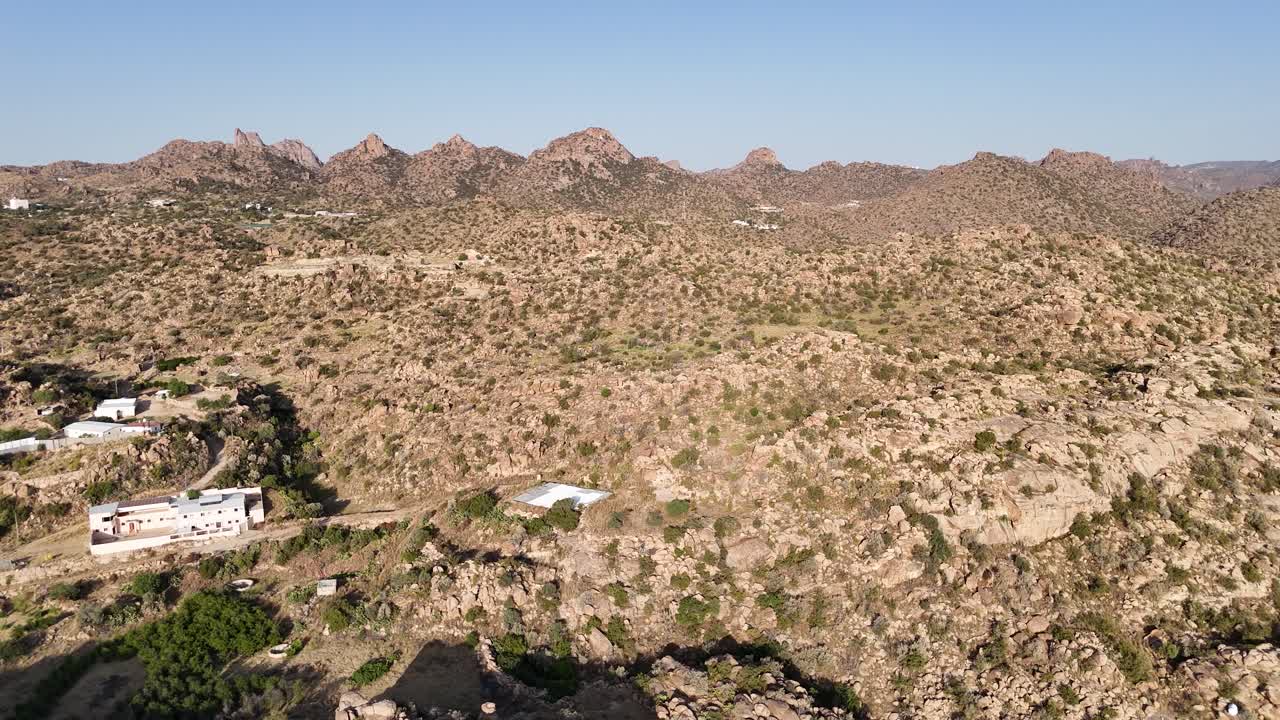 Panoramica aerea di un paesaggio montuoso e roccioso, giornata di sole a Taif, Arabia Saudita