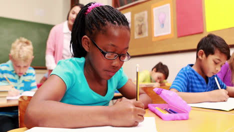 Young-little-girl-drawing-with-pencil