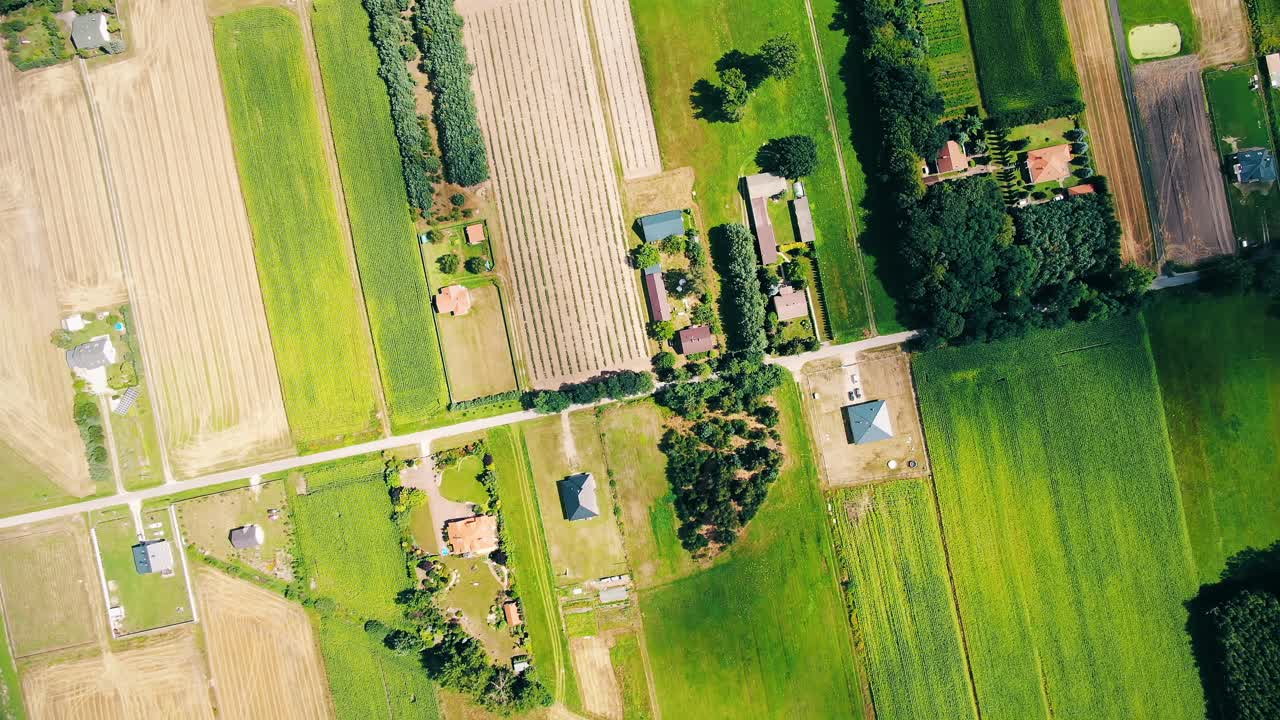 푸른  ⁇  과 하늘 에 있는 태양 의 공중 전망