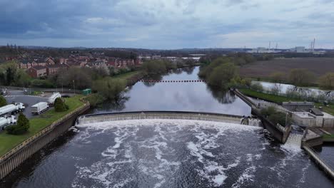 Wasserkraftwerk-Knottingley-Weir,-West-Yorkshire,-Großbritannien,-Drohne,-Luftaufnahme