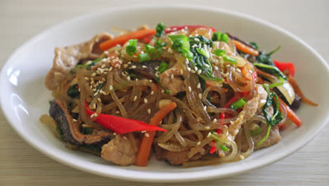 Japchae-Oder-Gebratene-Koreanische-Fadennudeln-Mit-Gemüse-Und-Schweinefleisch,-Garniert-Mit-Weißem-Sesam---Traditioneller-Koreanischer-Essensstil