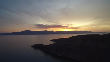 Toma-Aerea-De-La-Puesta-De-Sol-En-La-Isla-De-San-Francisquito,-Baja-California-Sur