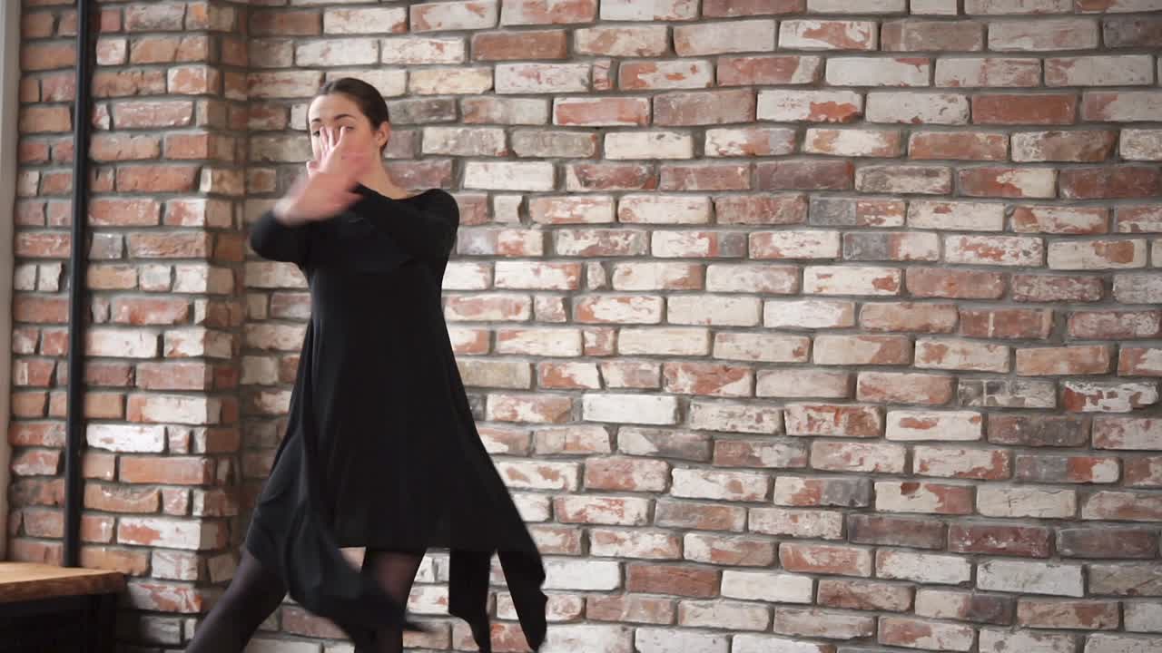 балетная танцовщица в черном платье