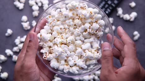 palomitas de maíz en un tazón, listo para una noche de cine