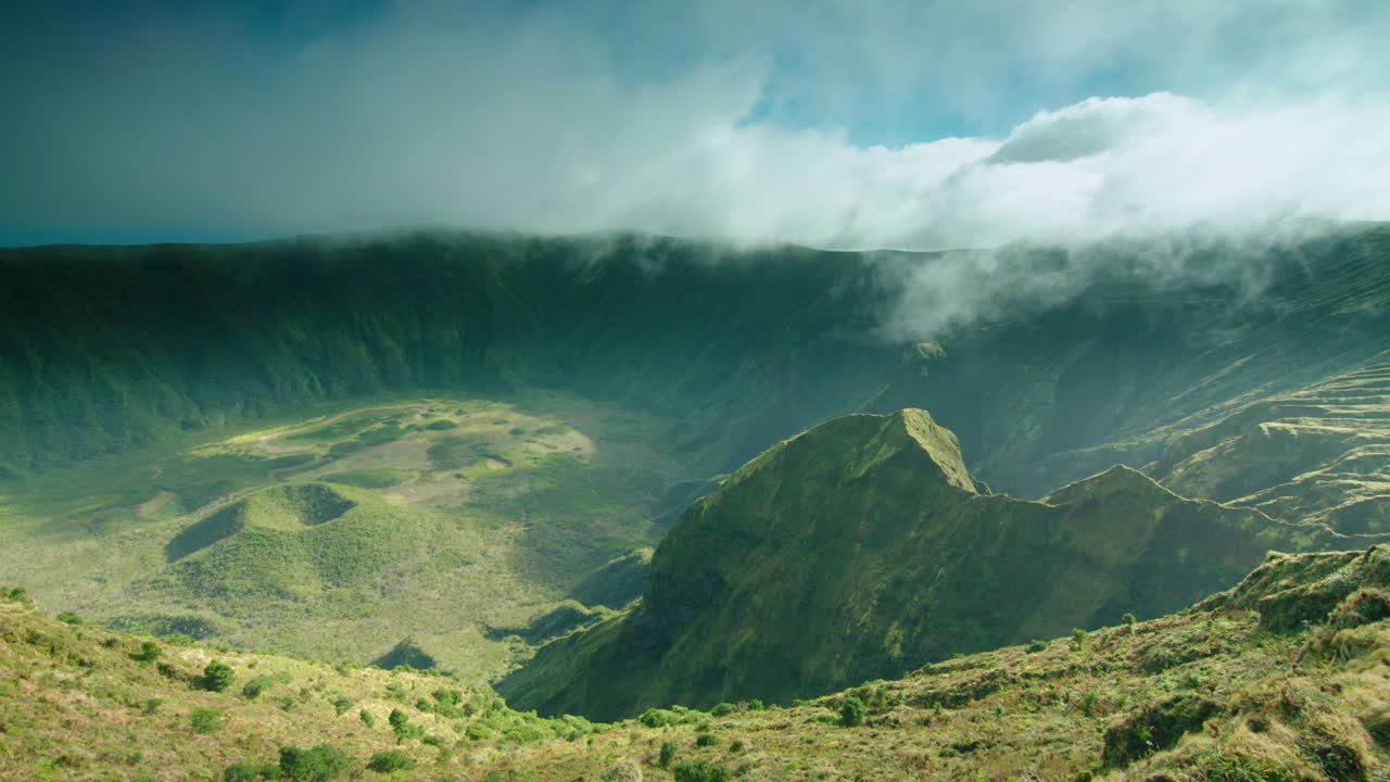 timelapse cinemático suave amplio plano del volcán caldeira, faial, las azores