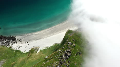 Luftaufnahmen-Aus-Der-Luft,-Wolken-Strömen-über-Den-Bergrücken