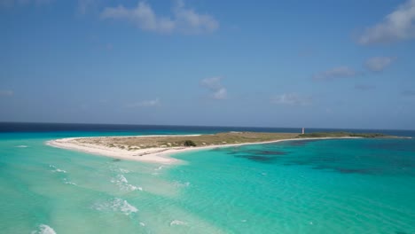 vista aérea de un banco de arena tropical en la isla de cayo de agua, con un avión no tripulado de bajo vuelo en el fondo