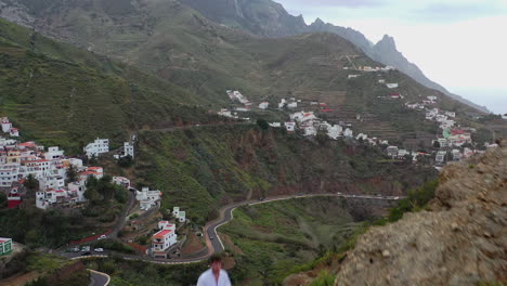 Mann-Steht-Neben-Einem-Auto-Und-Fliegt-Eine-Drohne-über-Einem-Bergtal,-Teneriffa,-Spanien