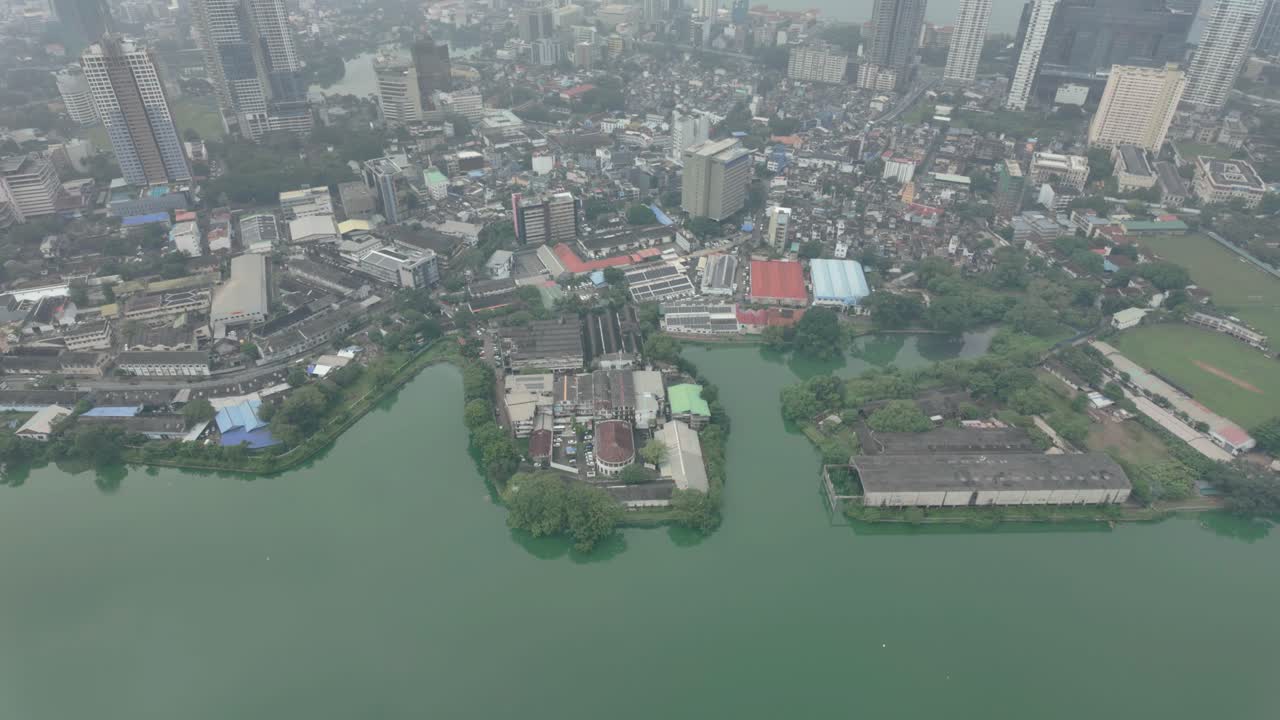 vista aérea de un lago artificial y parte de la ciudad desde la torre del loto en colombo, sri lanka en un día de niebla