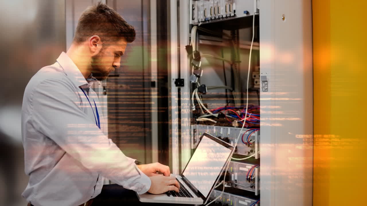 escribiendo en la computadora portátil, es un servidor de gestión profesional con animación de codificación superpuesta