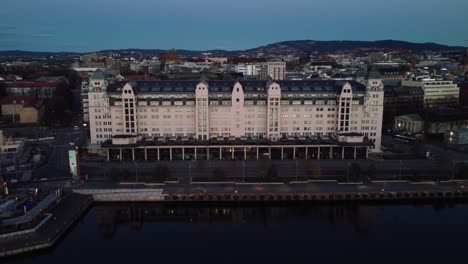 Toma-Aérea-Del-Edificio-Havnelageret-En-Oslo-Con-Reflejo-Durante-El-Amanecer