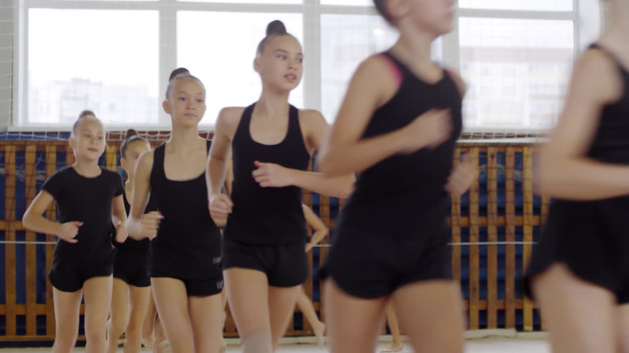 Ragazze che si riscaldano per la lezione di educazione fisica.