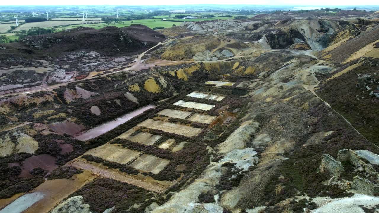 montaña parys abandonado histórico mina de cobre piedra roja industria minera paisaje vista aérea reversa ojo de pájaro izquierda