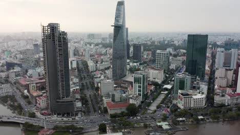 fotografía cinematográfica de un avión no tripulado de la ciudad de ho chi minh - saigón en vietnam