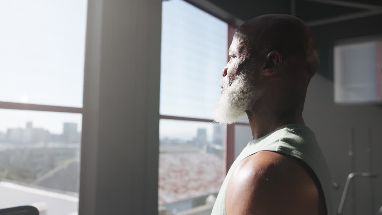 Un uomo anziano che si esercita in palestra