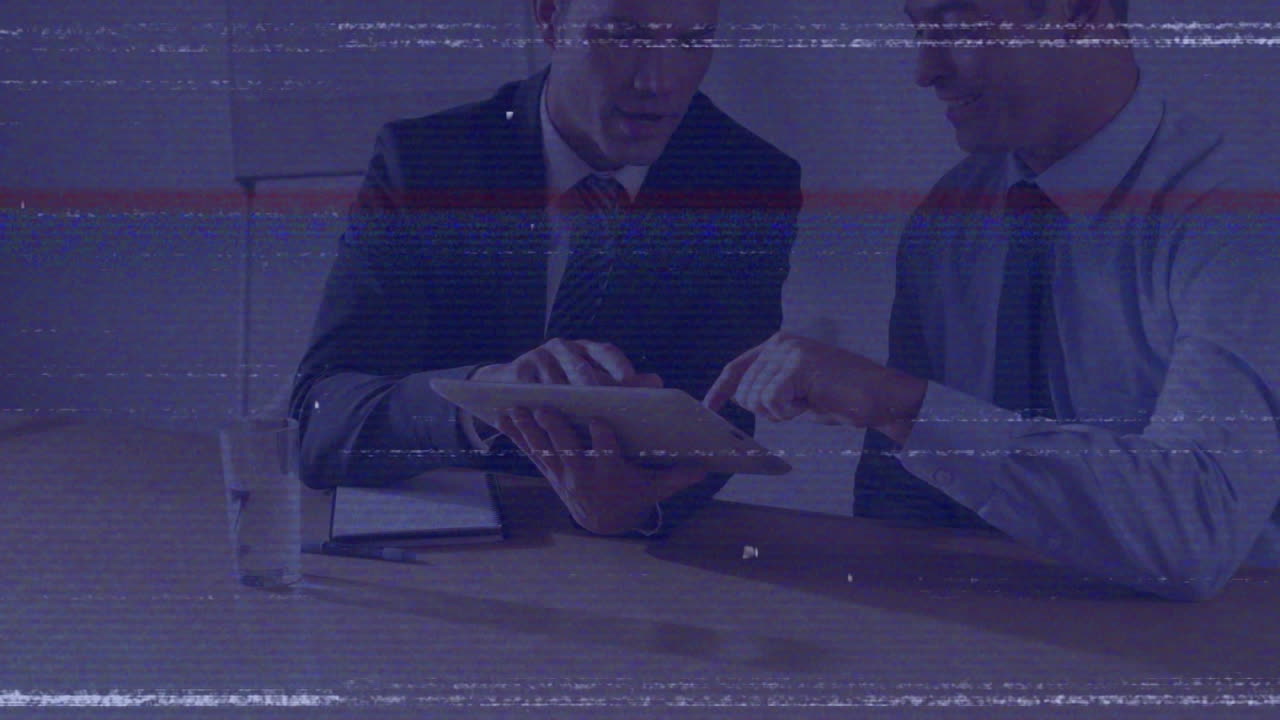 태블릿을 사용하는 다양한 사업가들에 대한 간섭의 애니메이션