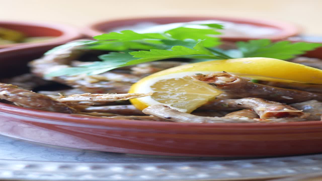 레몬 과 파슬리 를 은 터키 양 내장 요리 의 클로즈업