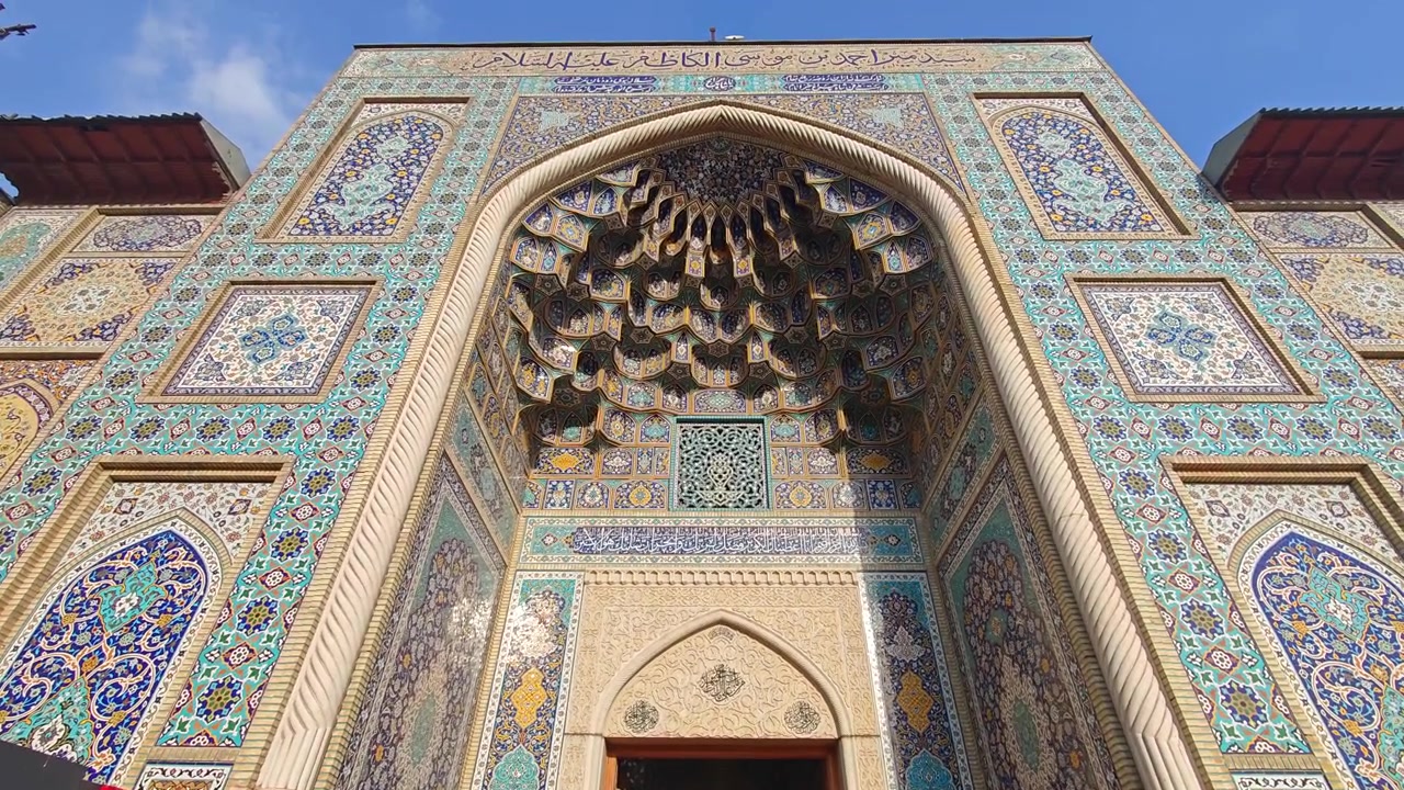 Entrada de uma mesquita persa tradicional com azulejos intrincados.