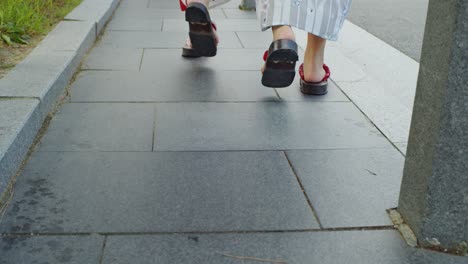 Schöne-Mädchen,-Die-In-Traditionellen-Kimonos-Mit-Holzsandalen-Auf-Einer-Brücke-In-Kyoto,-Japan,-Spazieren,-Sanfte-Beleuchtung,-Zeitlupe-4k