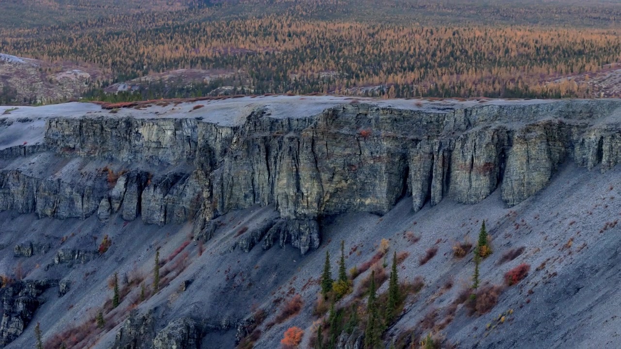 Tebing Terjal di Wright Pass, Yukon, Kanada - Tangkapan Drone