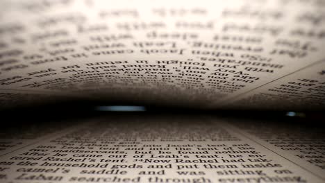 empujando lentamente la lente en un libro