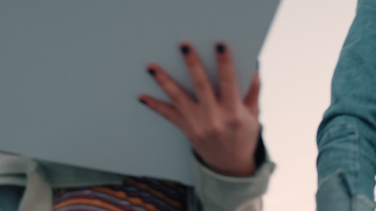 grupo en cámara lenta de jóvenes amigos multirraciales subiendo las escaleras de emergencia listos para la fiesta en la azotea charlando compartiendo la emoción para la celebración del fin de semana