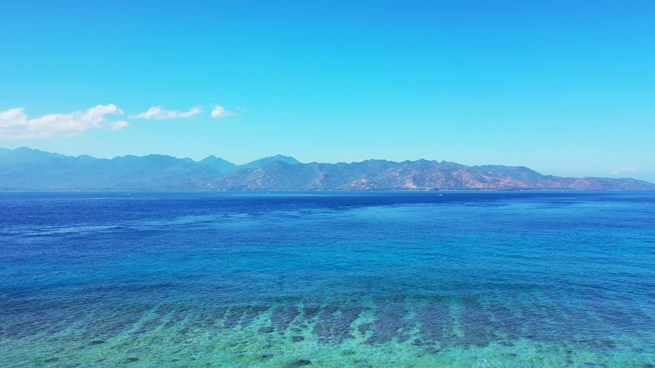 밝은 푸른 하늘 아래 푸른 잔잔한 바다의 멋진 풍경, 롬복 섬, 인도네시아 - - 항공 샷