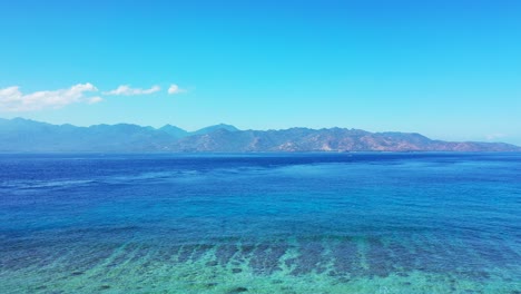 印尼隆波克島 (lombok island) 的藍色平靜海洋景觀,