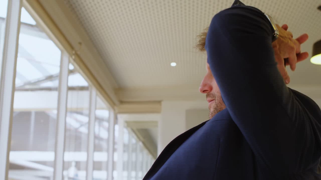 피곤 한 사업가 가 손 을 등 뒤 에  ⁇ 고 서 있는 4k