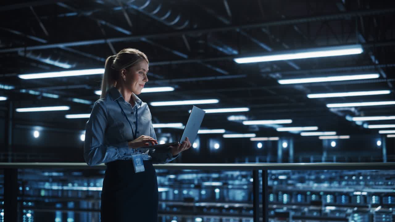 centro de datos mujer especialista en ti usando portátil. granja de servidores computación en la nube y administrador de mantenimiento de seguridad cibernética trabajando en computadora. profesional de tecnología de la información. tiro medio ancho