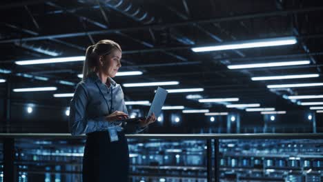 centro de datos mujer especialista en ti usando portátil. granja de servidores computación en la nube y administrador de mantenimiento de seguridad cibernética trabajando en computadora. profesional de tecnología de la información. tiro medio ancho