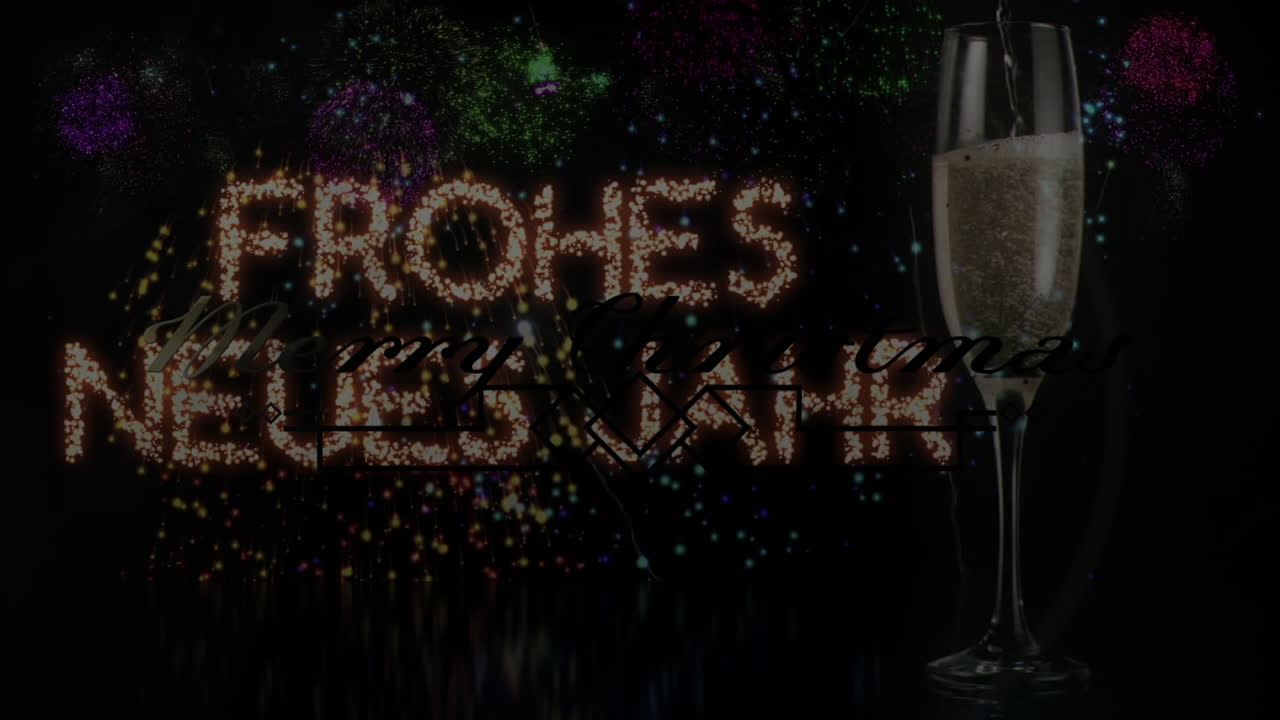 Animatie van kerst- en nieuwjaarsgroeten over vuurwerk en een glas champagne