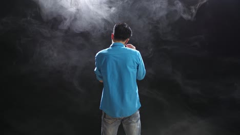 파란 셔츠를 입은 남자, 뒷면, 연기가 있는 스튜디오 촬영
