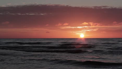 puesta de sol amanecer en la playa letonia, mar báltico verano