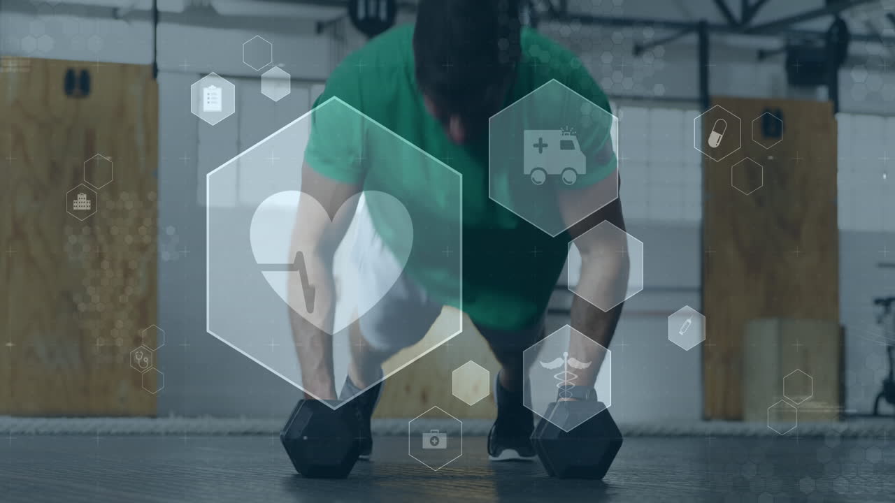 animación de iconos médicos y de salud sobre un hombre caucásico haciendo ejercicio en el gimnasio con pesas