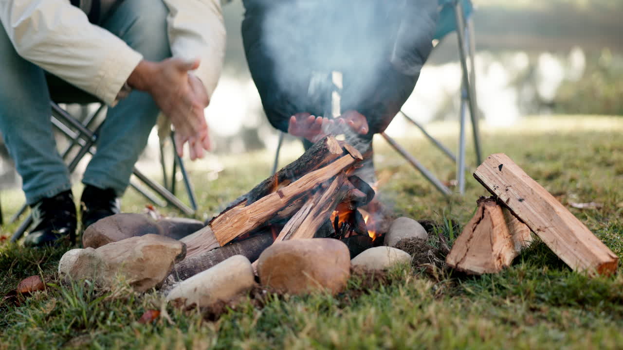 fuego de campamento, manos calientes y amigos al aire libre para divertirse