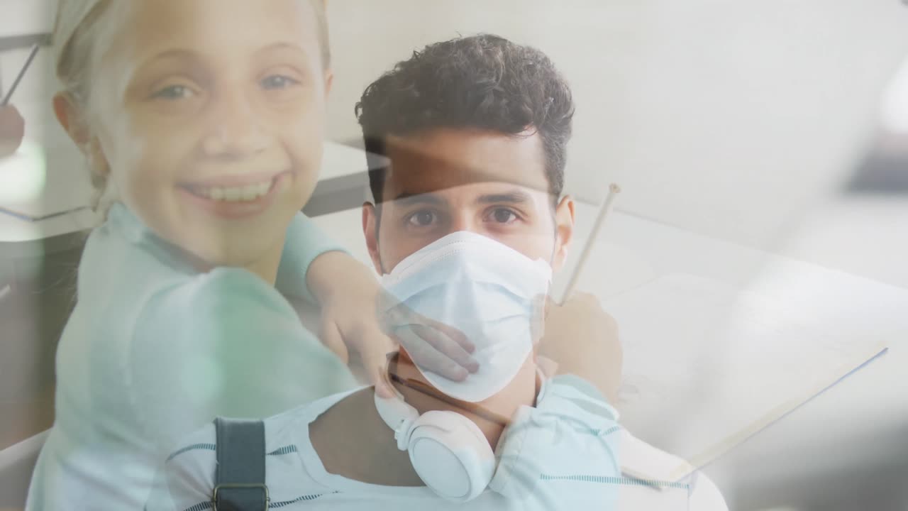 학교에서 공부하는 백인 소녀에 대항하여 얼굴 마스크를 착용한 백인 남자의 복합 비디오