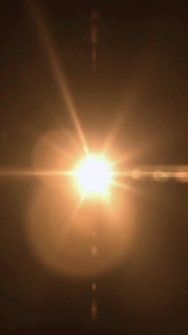 Bagliore dorato brillante che si muove su sfondo scuro