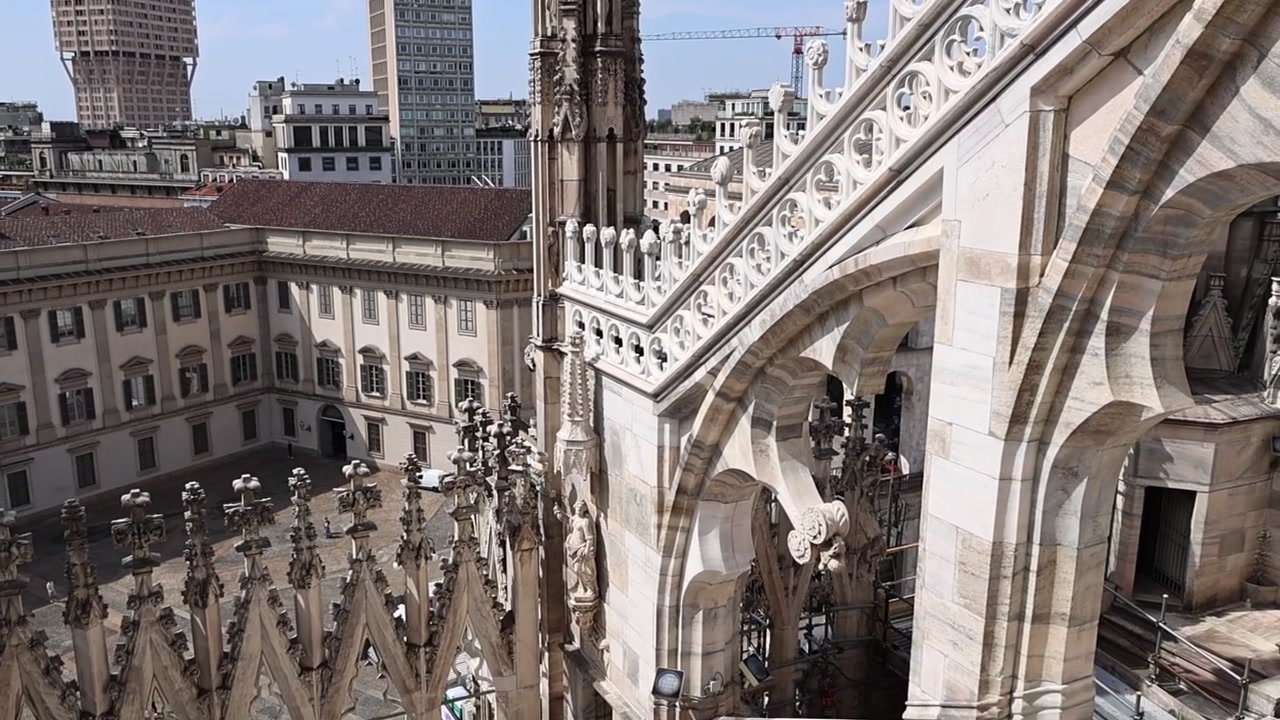Dettagli architettonici del tetto del Duomo di Milano con vista sulla città