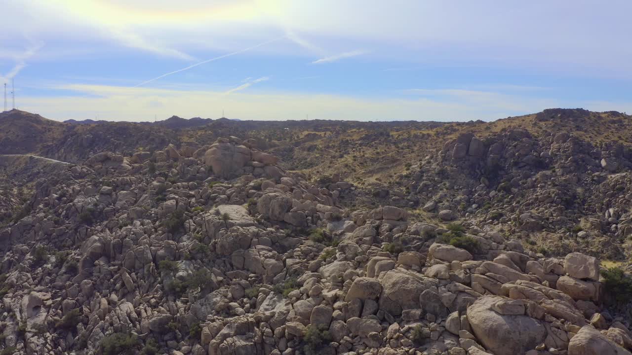 Blauwe lucht op de Rumorosa-weg in Mexicali.