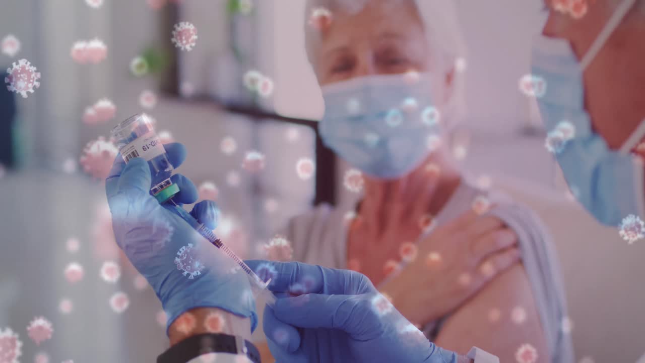 animación de células de covid-19 sobre una mujer caucásica mayor con máscara facial que recibe la vacunación