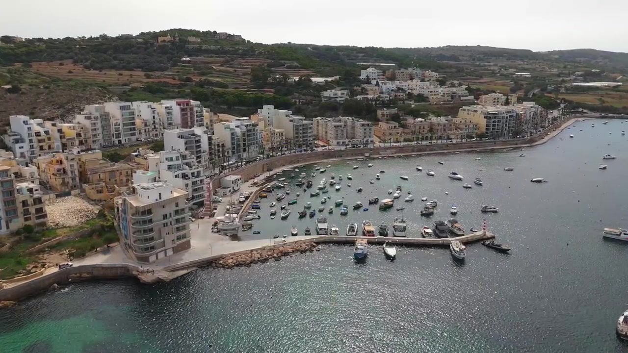 Una vista mozzafiato della Baia di San Paolo dall'alto, con barche che punteggiano le acque calme e la costa pittoresca