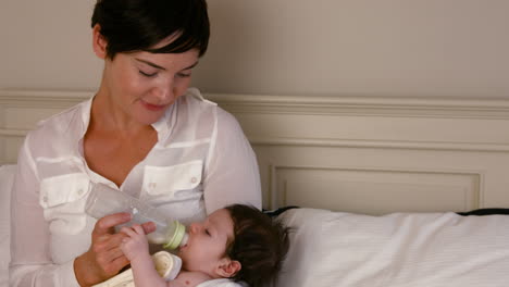 Kleines-Baby-Trinkt-Aus-Einer-Milchflasche