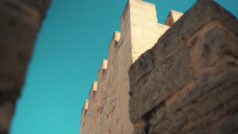 el muro de piedra de loule de portugal revela las almenas del muro del castillo en el movimiento de la cámara del camión bajo el cielo azul 4k