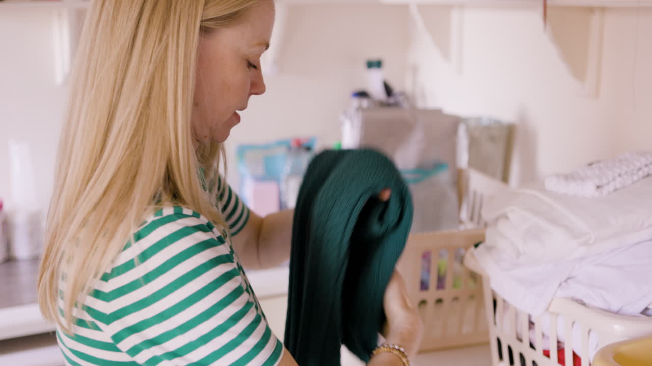 Una donna che fa il bucato